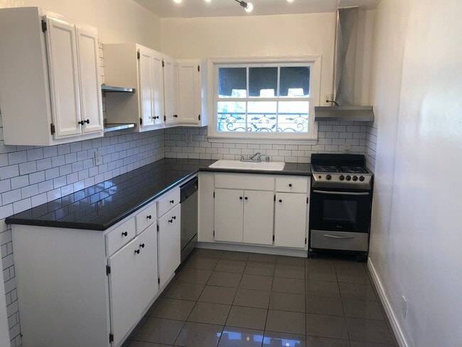 ******* BEAUTIFUL FRENCH NORMANDY STYLE 2BR APARTMENT ******* - ******* BEAUTIFUL FRENCH NORMANDY STYLE 2BR APARTMENT *******