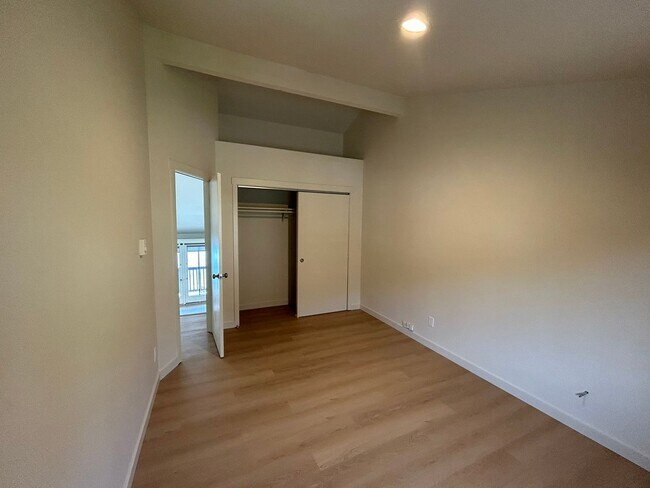 Building Photo - 2 Bedrooms on the Beach, W/D in Unit, Incredible view! Leasing Special!