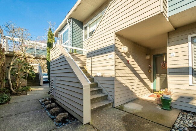 Building Photo - GORGEOUS CONDO ON HAYDEN ISLAND WITH COLUM...