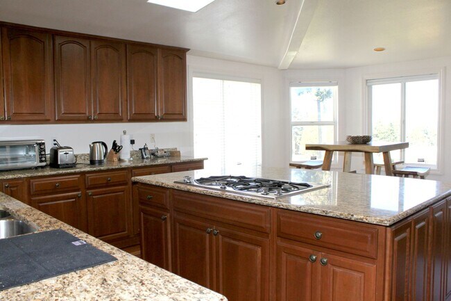 Building Photo - Fully Furnished Executive Home in Marine H...
