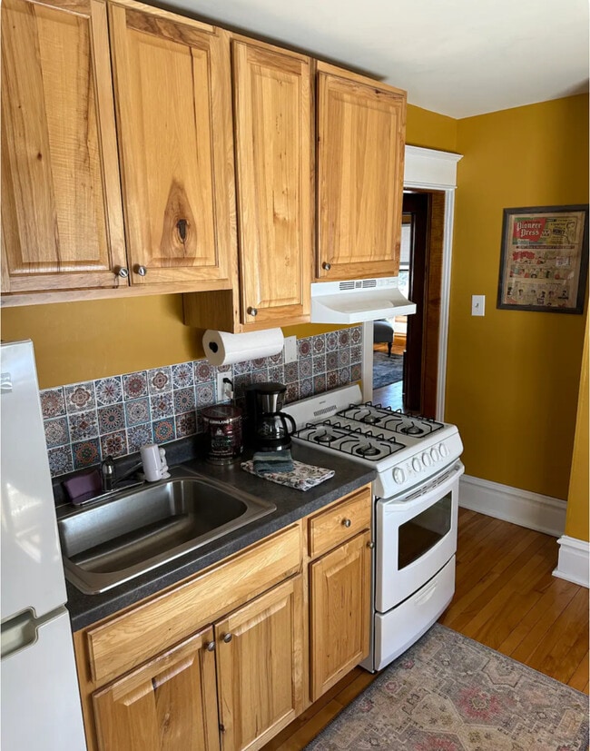 Kitchen - 205 George St W