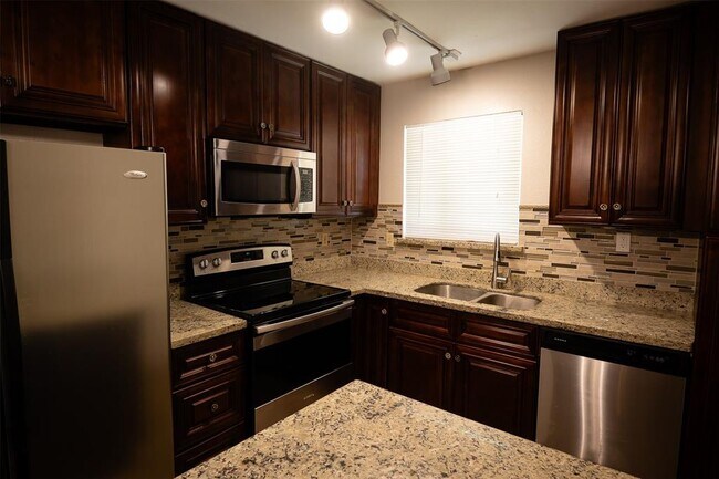 Building Photo - 1535 Silverpines Rd