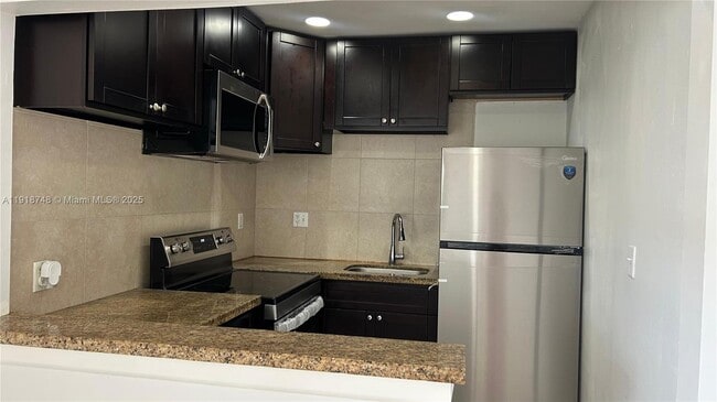 Foto del edificio - 2121 NE 168th St