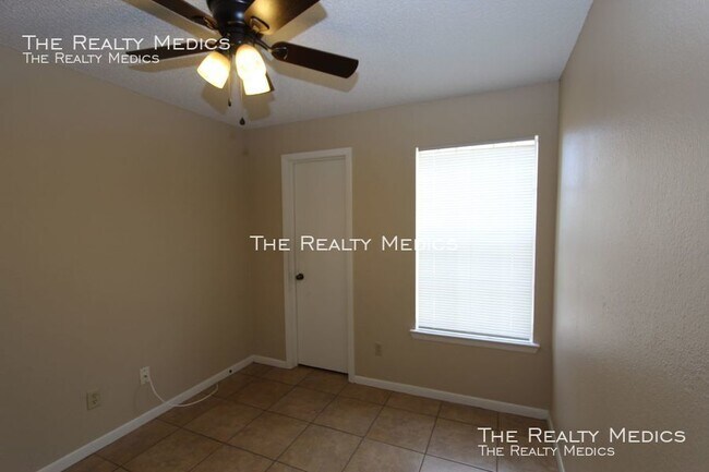 Building Photo - Regency Gardens 2/1 Condo Available NOW!!