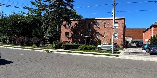 Building Photo - 870 Millwood Rd
