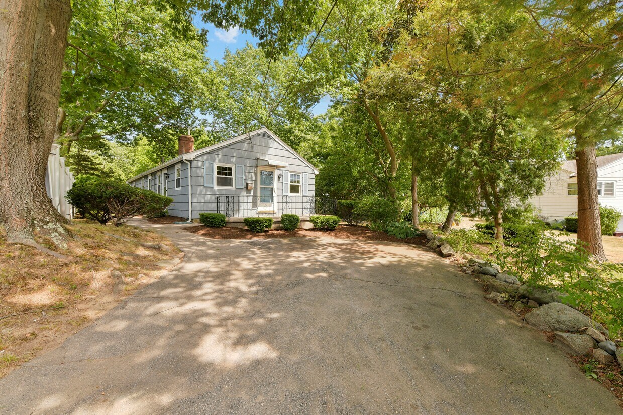 Primary Photo - 10 Westchester Cir