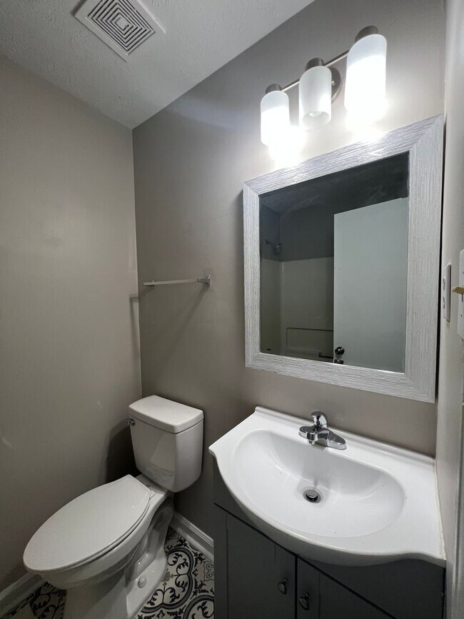 Foto del edificio - 1220 Southwood Dr