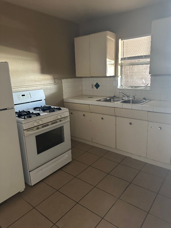 Building Photo - 3701 Sleeper Ave