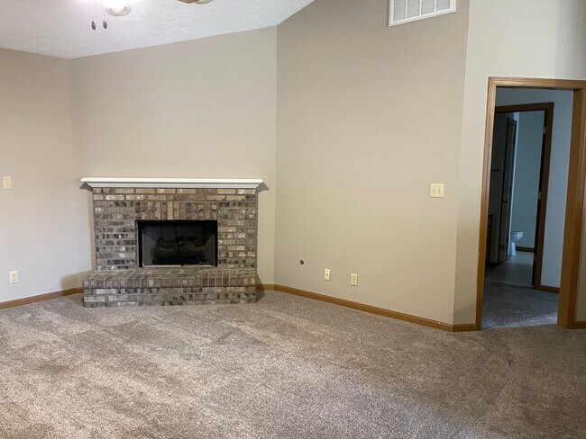 Foto del edificio - Beautiful 2 bedroom 2 bath duplex with 2 c...