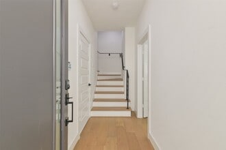 Building Photo - 316 Thornton Rd