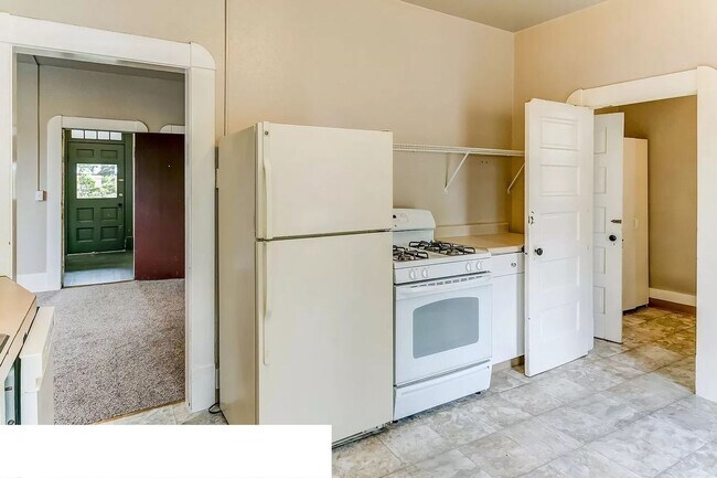 Foto del edificio - Large 6 Bedroom House Available in August!!