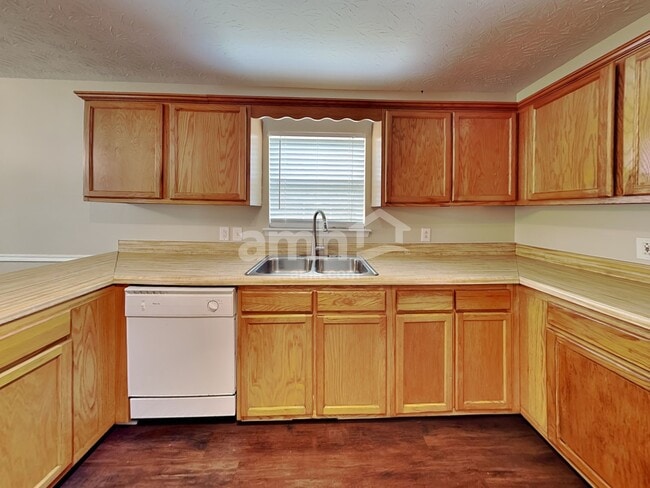 Building Photo - 7411 Meadowwood Way