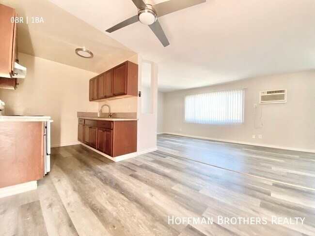 Foto del edificio - 14623 Sylvan St Van Nuys, CA 91411