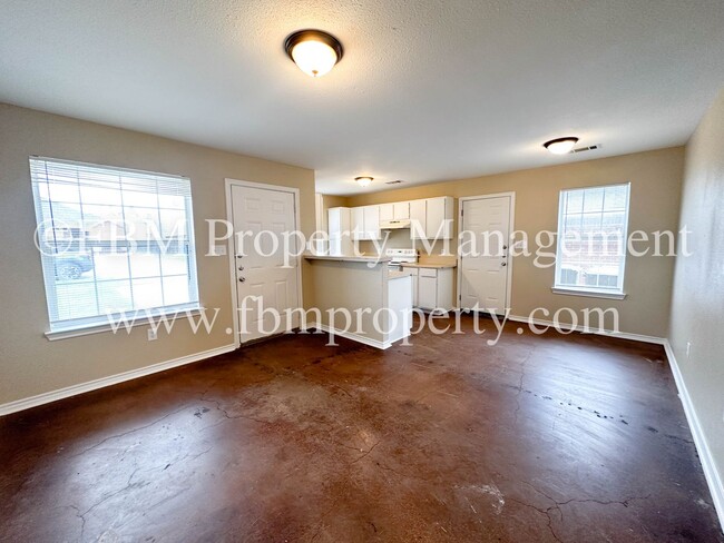 Building Photo - Lamar 205 &amp; 207 / Silent - BZ