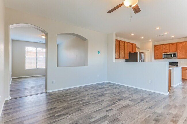 Building Photo - 46186 W Holly Dr