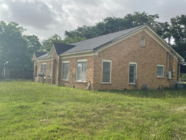 Building Photo - 3/1 House over looking Sue Haswell Park