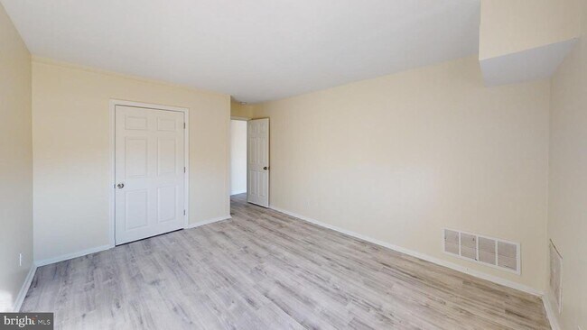 Building Photo - 300 Broadway