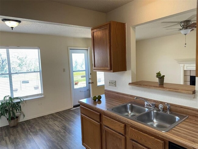 Foto del edificio - 6109 Parkwood Dr