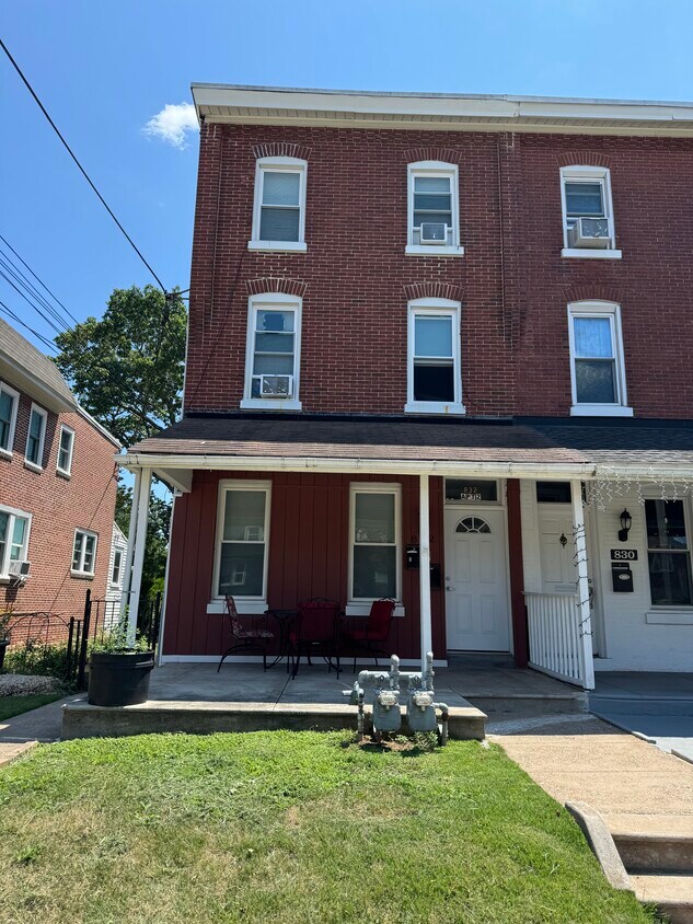Foto principal - 832 Stanbridge St