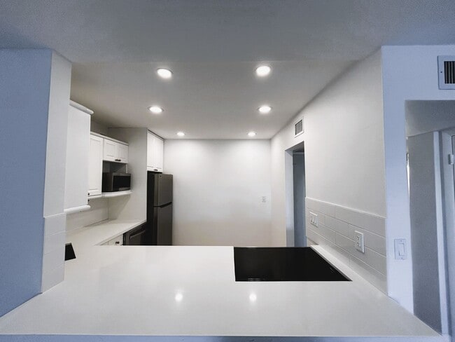 Building Photo - Large Updated 1 Bedroom 1.5 Bath Condo - Steps from Fort Lauderdale Beach!