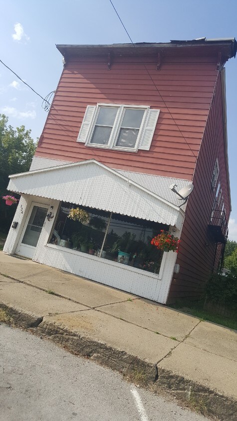 Primary Photo - 134 W Main St