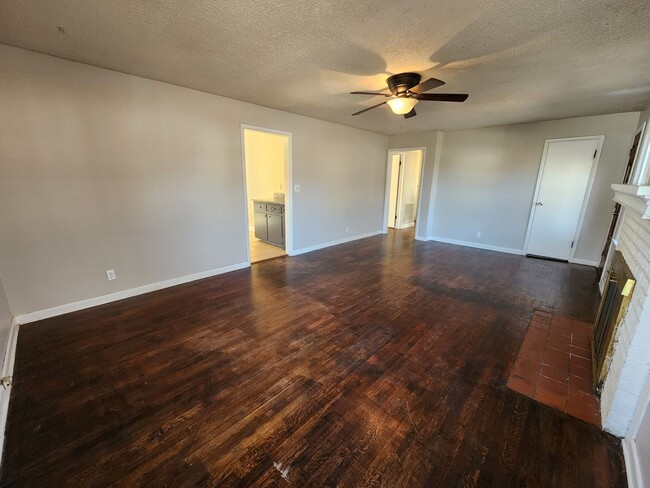 Building Photo - Spacious 3-Bedroom, 2-Bathroom Home AVAILABLE NOW!!