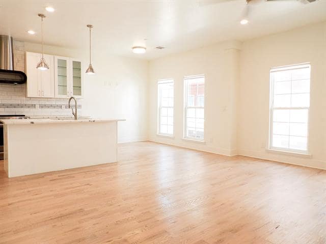 Building Photo - 2318 Stutz Dr