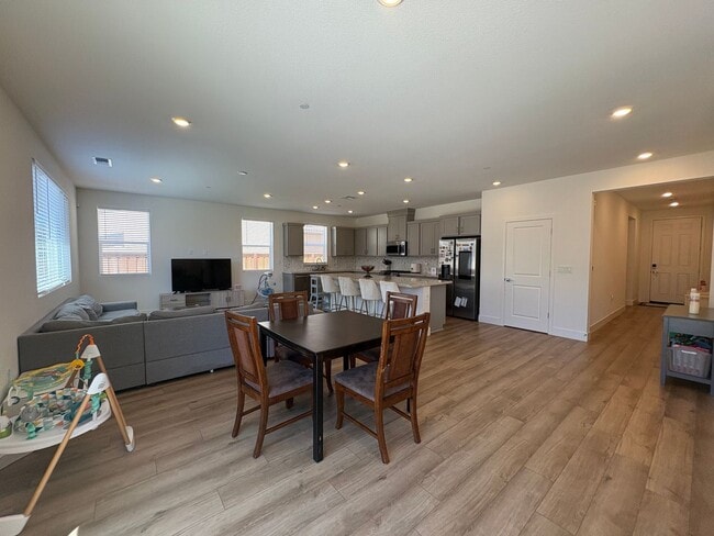 Foto del edificio - Gorgeous 4 Bedroom Home in Quiet Hollister...