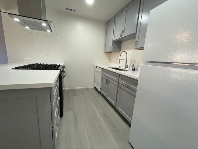 Foto del edificio - Move-In Ready 2-Bedroom Duplex with Modern...