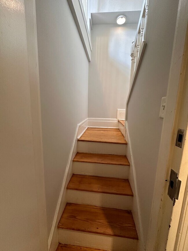 Building Photo - 2 bedroom 1 bath rental