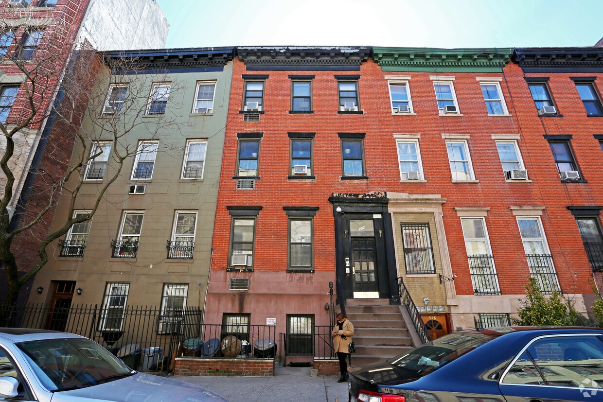 Building Photo - 320 E 19th St