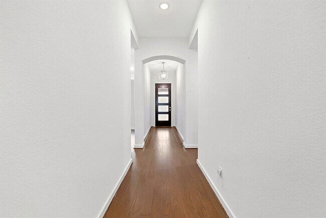 Building Photo - 124 Rosebush Dr