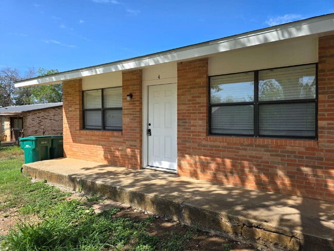 Building Photo - Stylish Comfort in a Freshly Remodeled Beauty