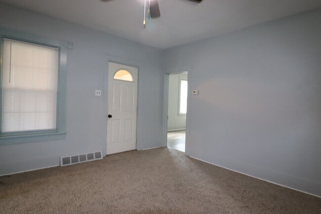 Building Photo - Cozy One Bedroom Duplex