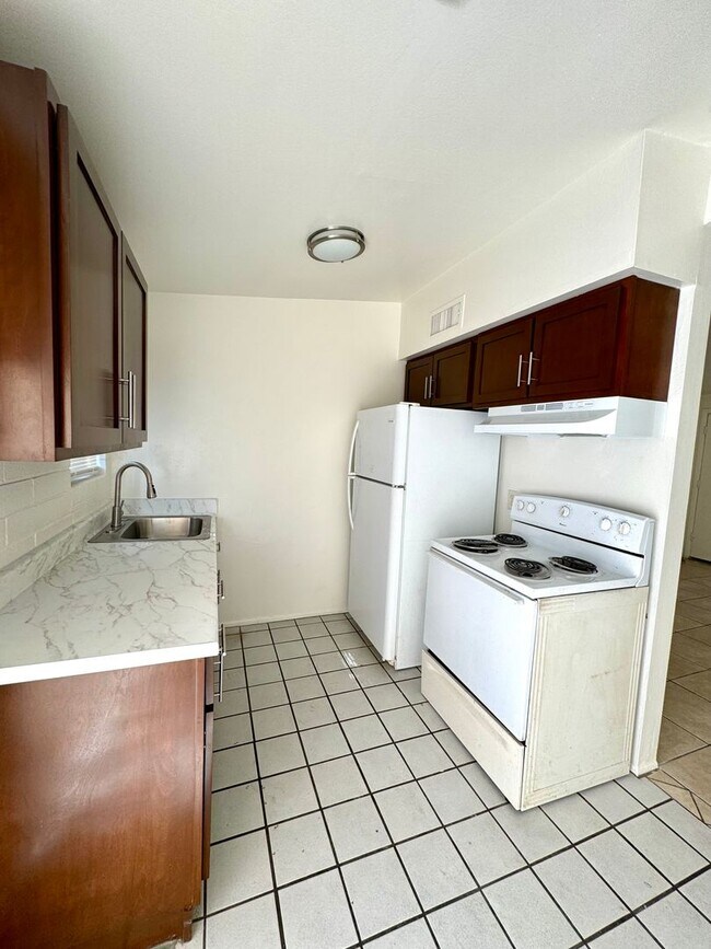 Building Photo - Central Two Bedroom 1 Bath