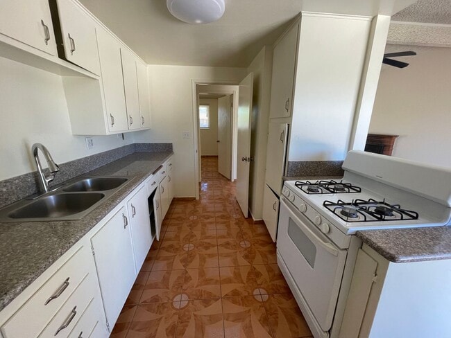 Foto del edificio - Apple Valley, 3 Bedroom, 2 Bathrooms, 1/2 acre property, Fully fenced