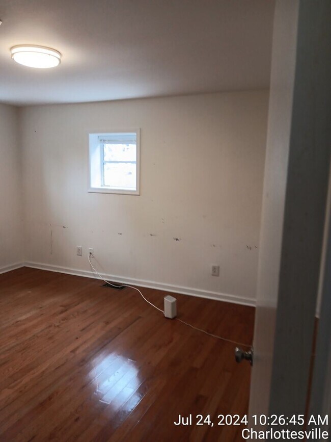 Building Photo - !!!Charming 3-Bedroom 2 Bath Apartment!!! ...