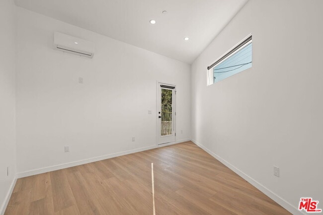 Foto del edificio - 257 S Park View St