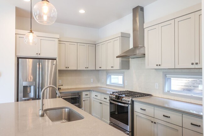 Foto del edificio - Beautiful Green Hills 4 BD 3 1/2 BA Home W...