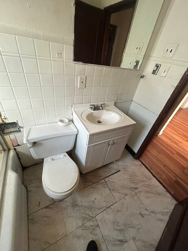 Foto del edificio - 5443 Rosemont Ave