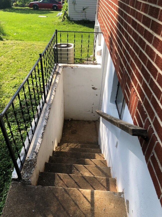 Foto del edificio - Brick Ranch with fresh paint! Carport! Located right at Fort Ave and Wards Rd