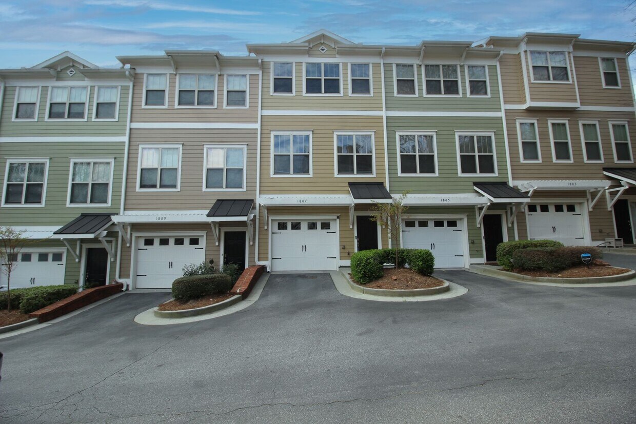 Primary Photo - Luxurious Townhome