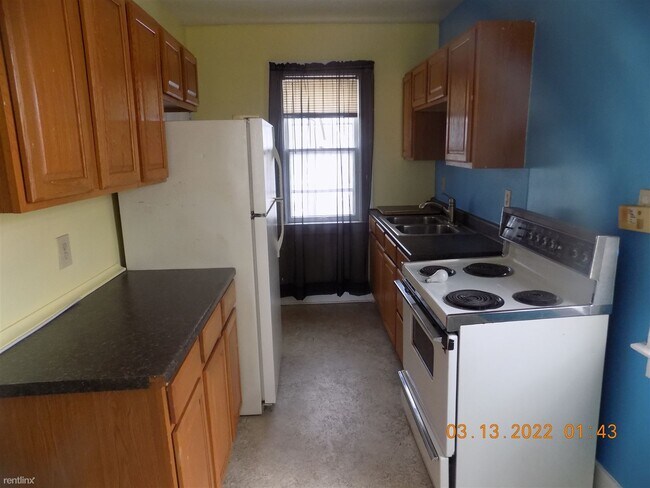 Building Photo - 1 br, 1 bath Duplex - 14538 E 9 Mile Rd 14540