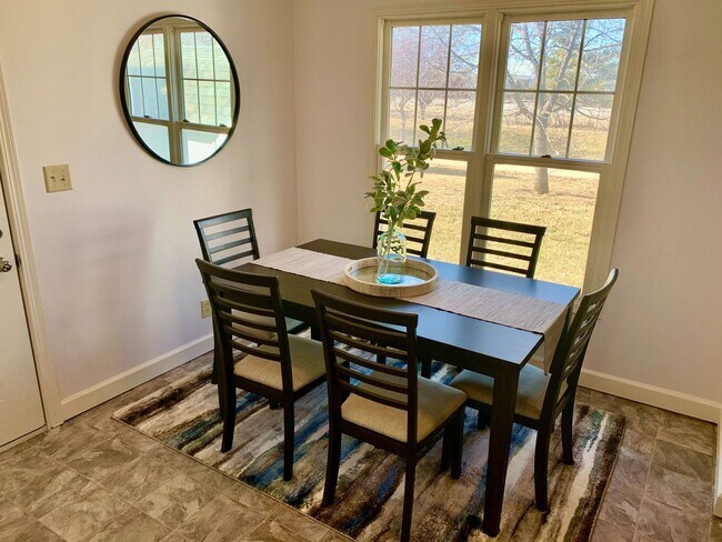 Building Photo - 3 Bedroom 1 1/2 bath TownHome Available,