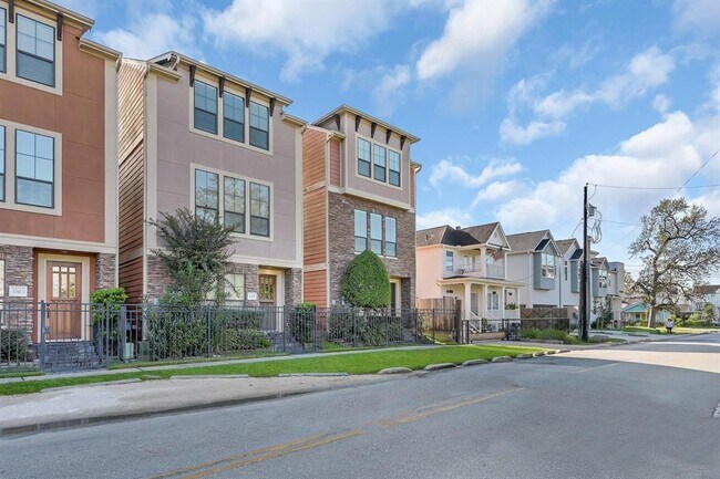 Foto del edificio - 1046 W 23rd St