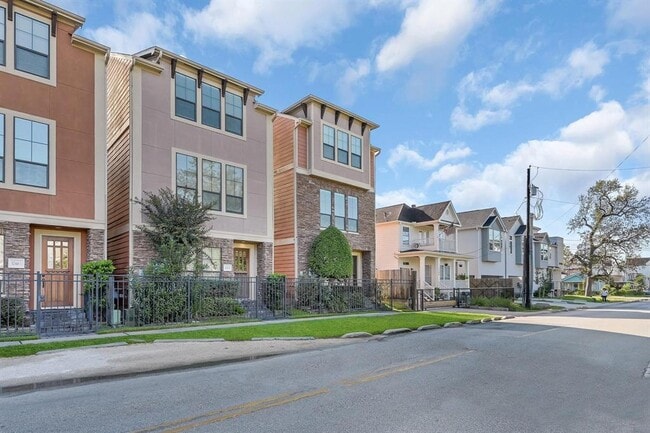 Building Photo - 1046 W 23rd St