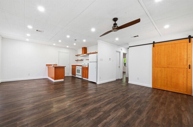 Foto del edificio - 5104 Spruce Cove