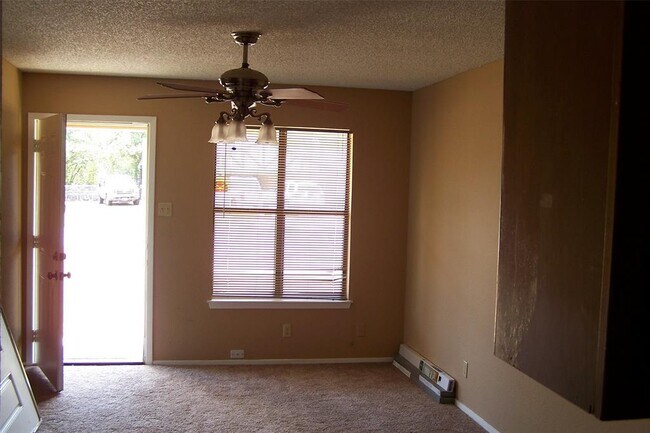Building Photo - 265 Summit Dr