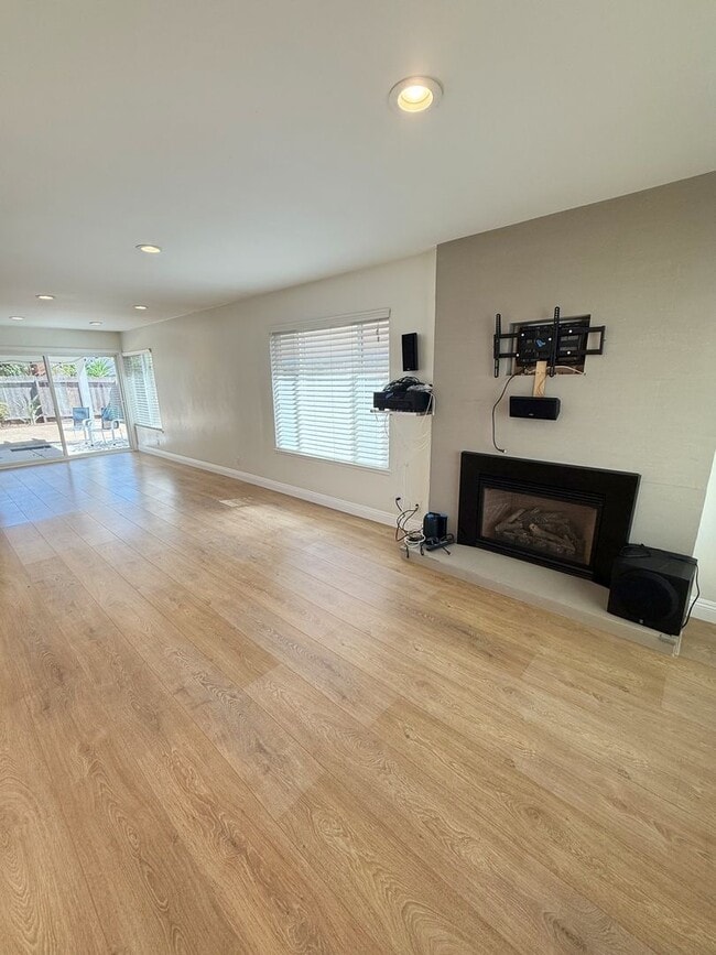 Building Photo - Beautifully Upgraded 4 Bed/2 Bath Single-L...