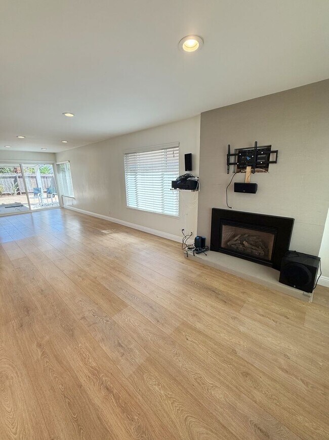 Foto del edificio - Beautifully Upgraded 4 Bed/2 Bath Single-L...